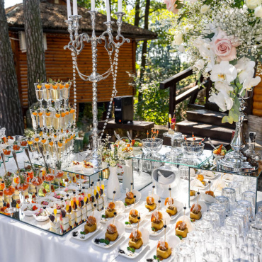 What Are Some Unique Ideas for Wedding Food Stations?